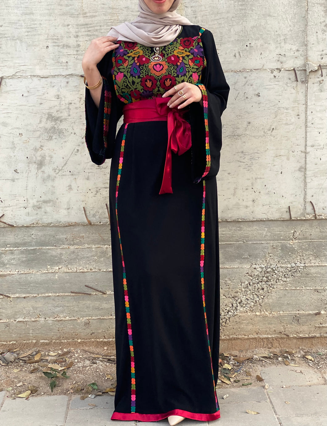 Elegant Black Ward Thob With Manajil Details and Satin Belt